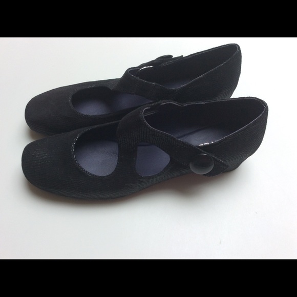 Shoes - Picture 2 of 5